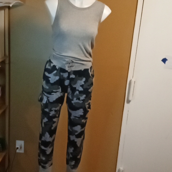 Grey Tank & camo cargo pants - Picture 8 of 13